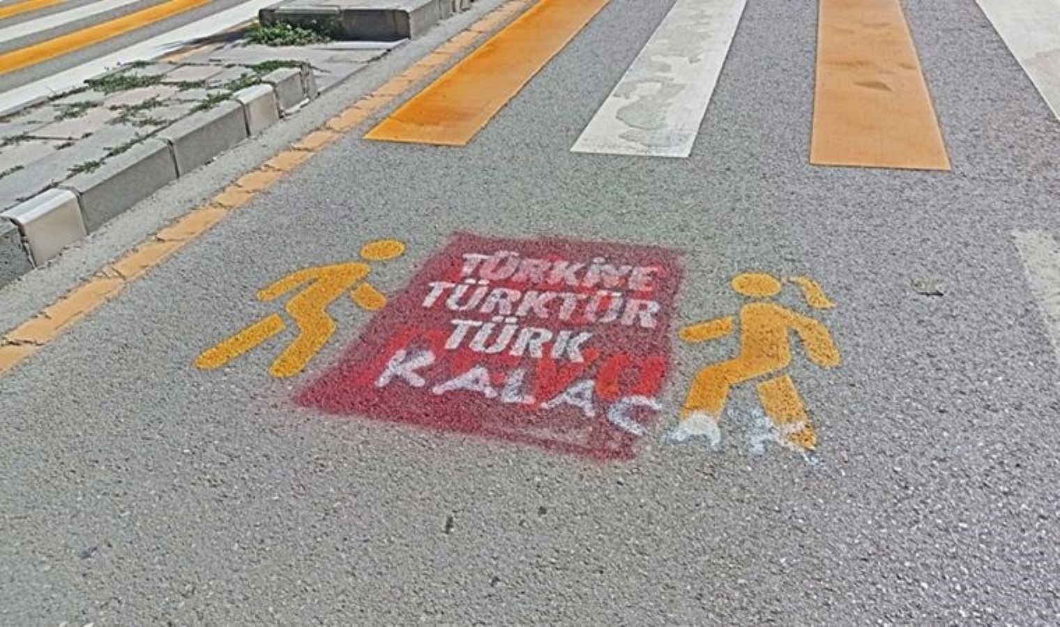 Van’da Kürtçe trafik uyarılarının üzerine ‘Türkiye Türk’tür, Türk kalacak’ yazıları yazıldı