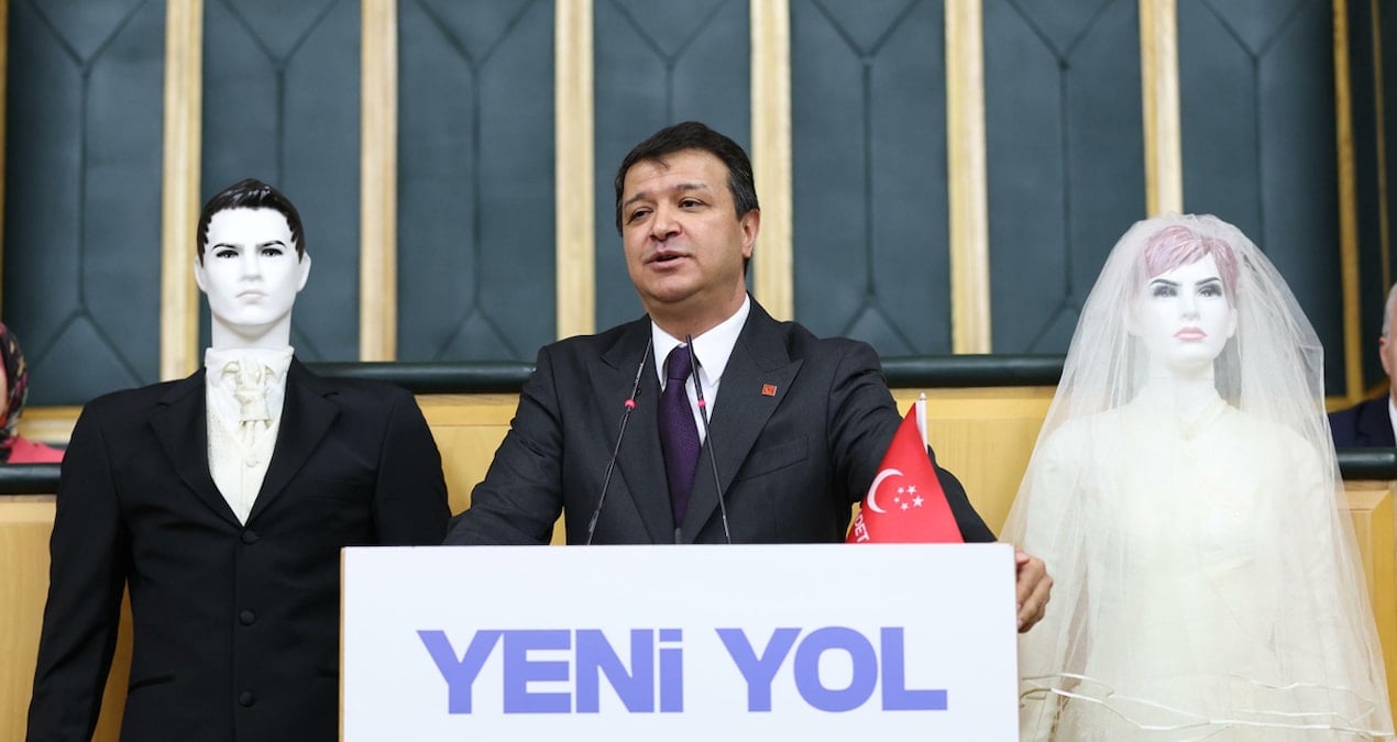 tbmmde-ilginc-anlar-kursuye-gelin-ve-damat-mankenleriyle-cikti-59HbJ2h5.jpg