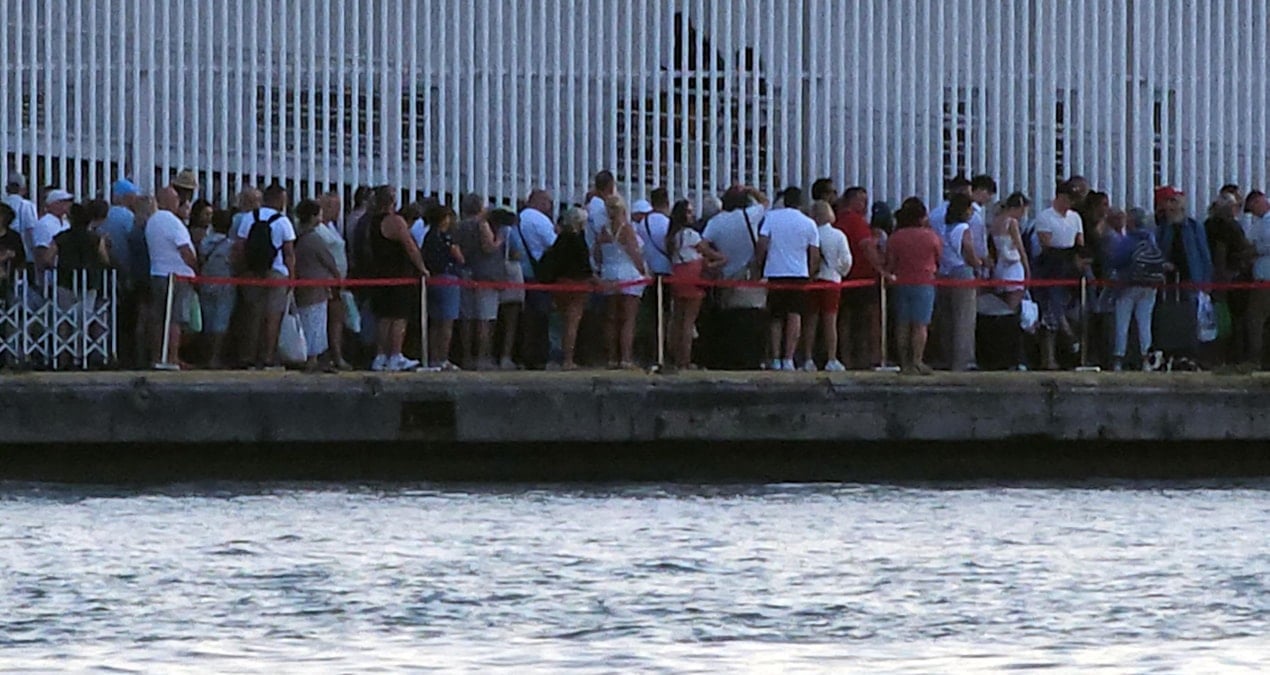 gumruk sistemi coktu giren cikamadi yuzlerce turist magdur kaldi 6P5XCpYS