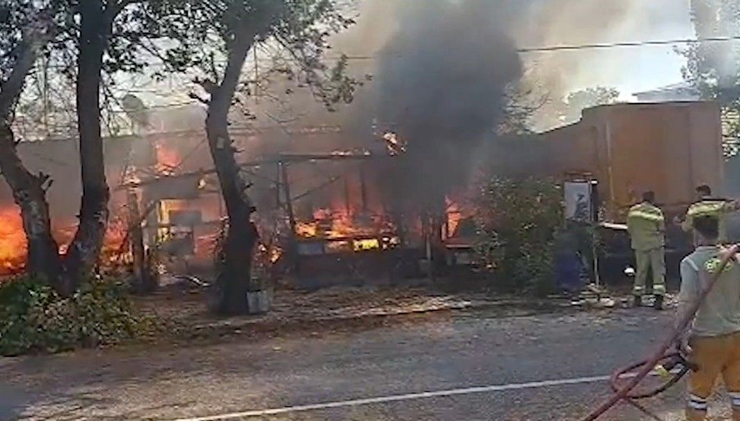 Antalya’da terk edilmiş baraka alev topuna döndü