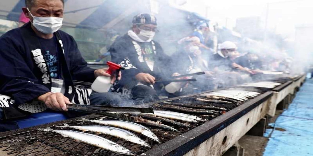 av iyi gecti balikcilar halka bedava dagitti HO9AF8k8.jpg