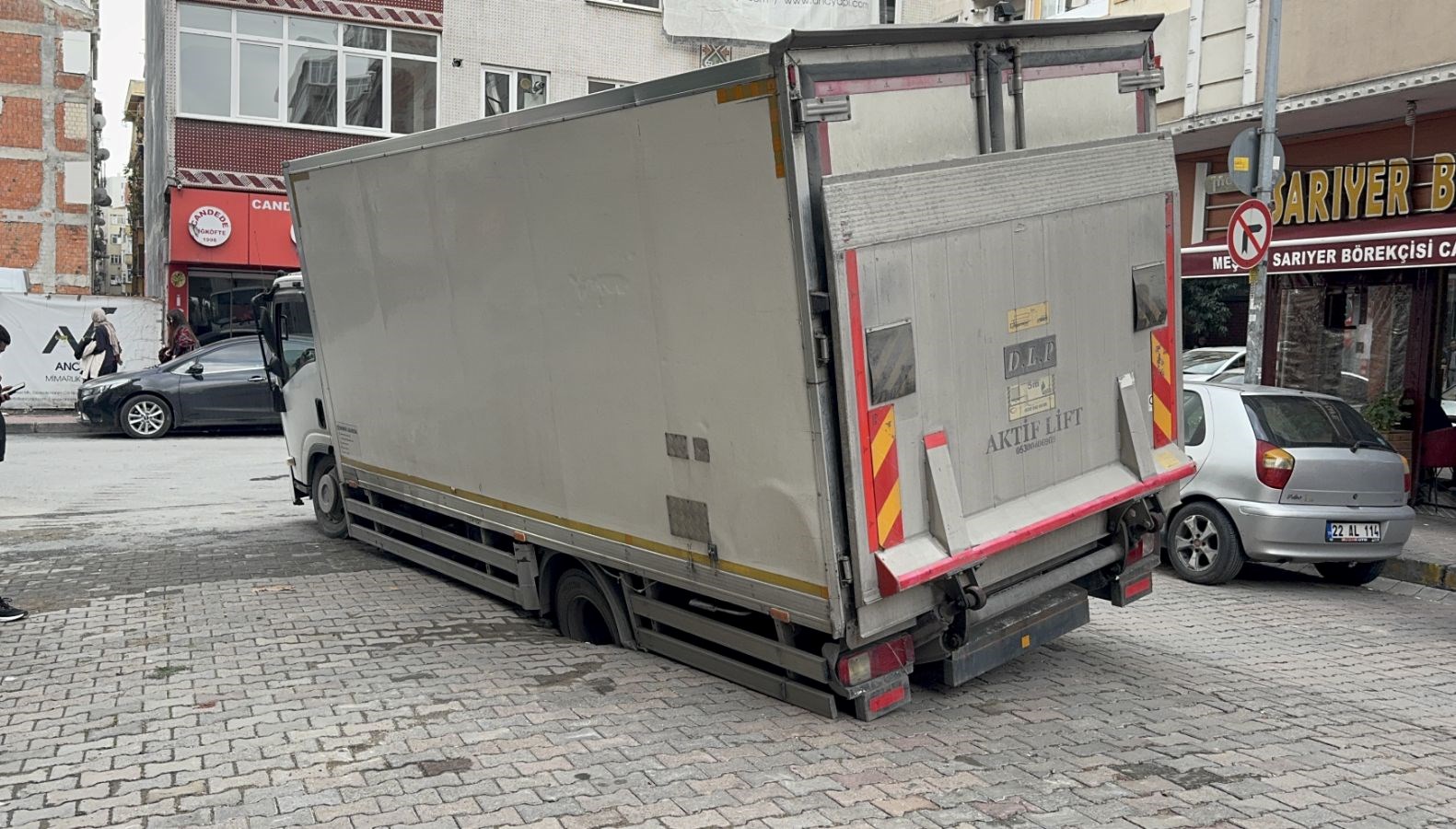 Çöken yola kamyonun tekeri düştü