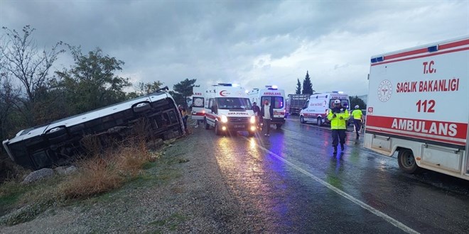 Denizli’de tur midibüsü devrildi: 1 ölü 32 kişi yaralandı