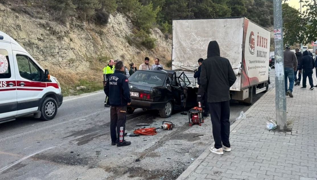 Kuşadası’nda otomobil, park halindeki kamyonete çarptı: Bir ölü, dört yaralı