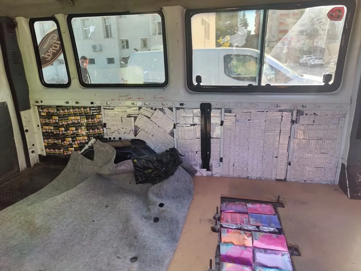 midyatta yolcu minibusunde 16 bin paket kacak sigara ele gecirildi NEKarj83.jpg