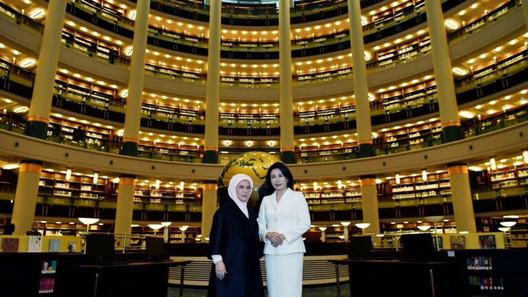 emine-erdogan-guney-kore-devlet-baskaninin-esi-ile-millet-kutuphanesini-ziyaret-etti-Z77rwcmq.jpg