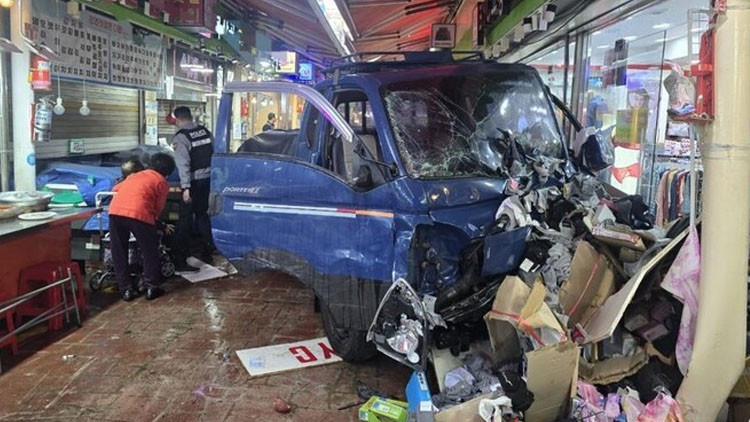 Güney Kore’de şoför faciası: Aracıyla pazara daldı