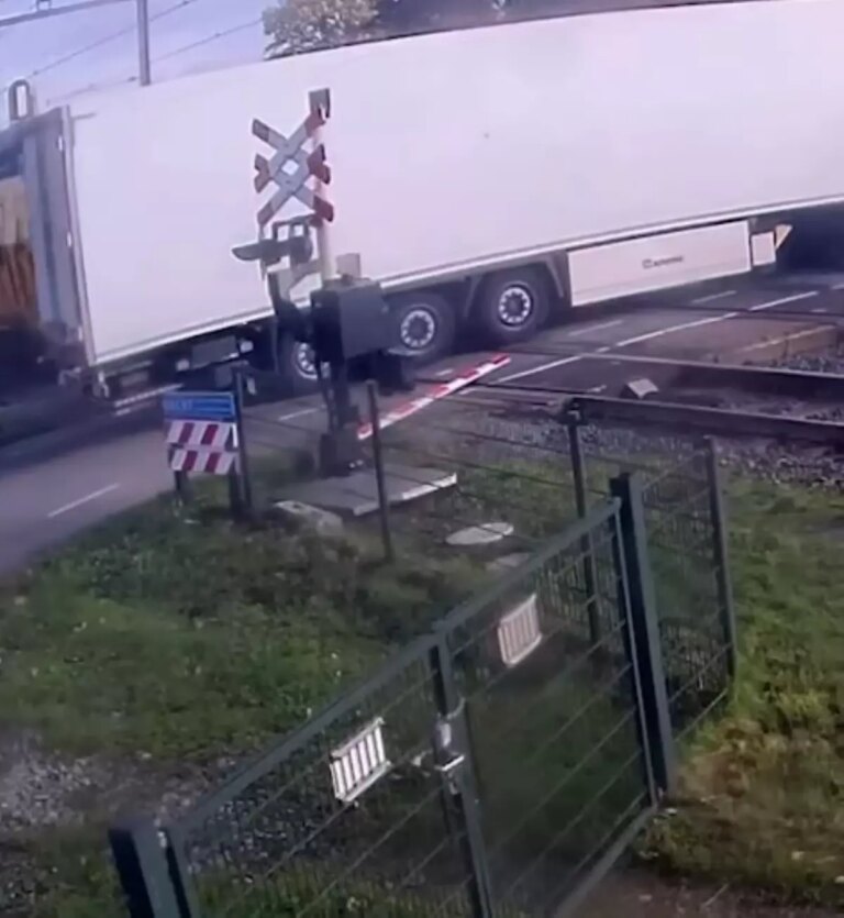 hollandada tren tira carpti 5 yarali 4n28uYJI.jpg