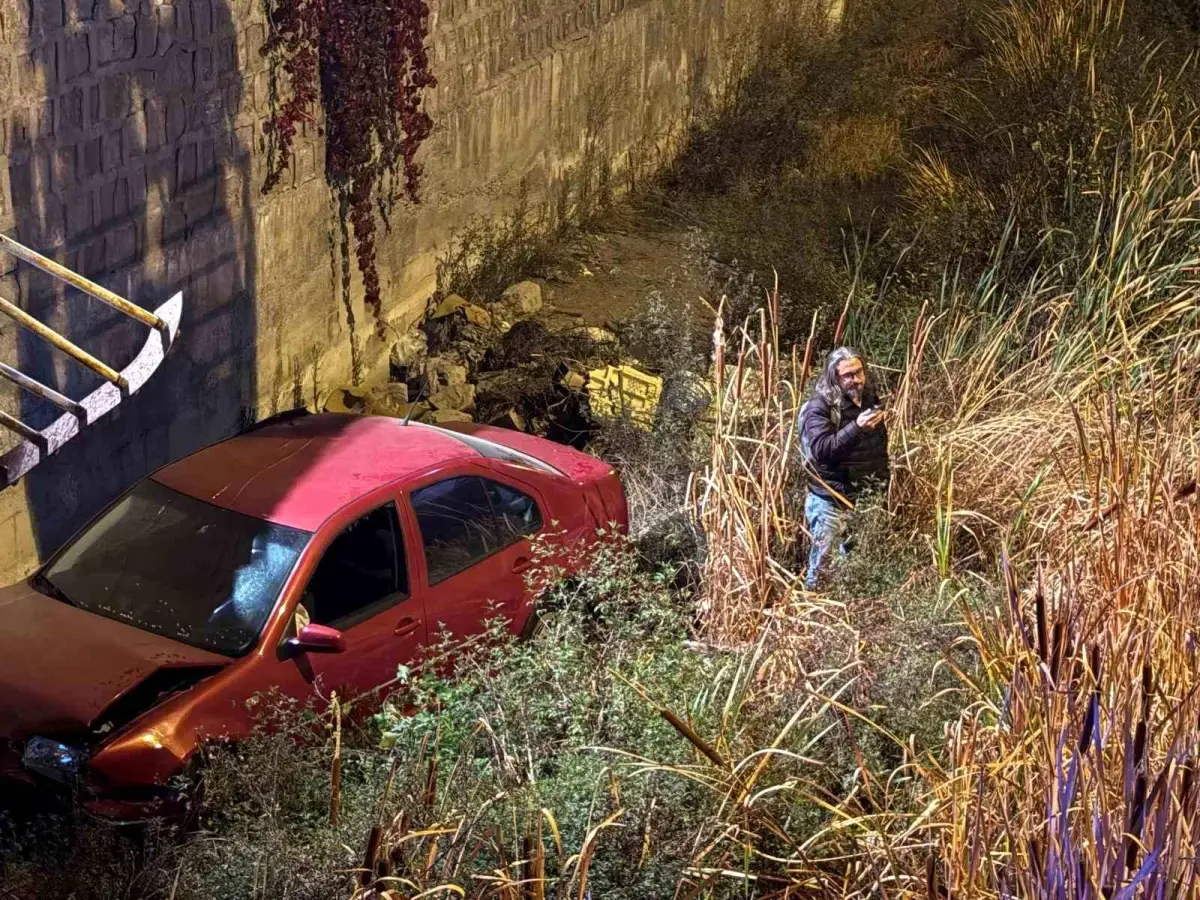 kayseride otomobil 5 metrelik kanala uctu VuztT89T.jpg