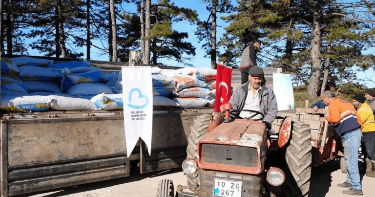 balikesir-sindirgili-depremzede-ciftciye-hayvan-yemi-destegi-bVtSQzrj.webp