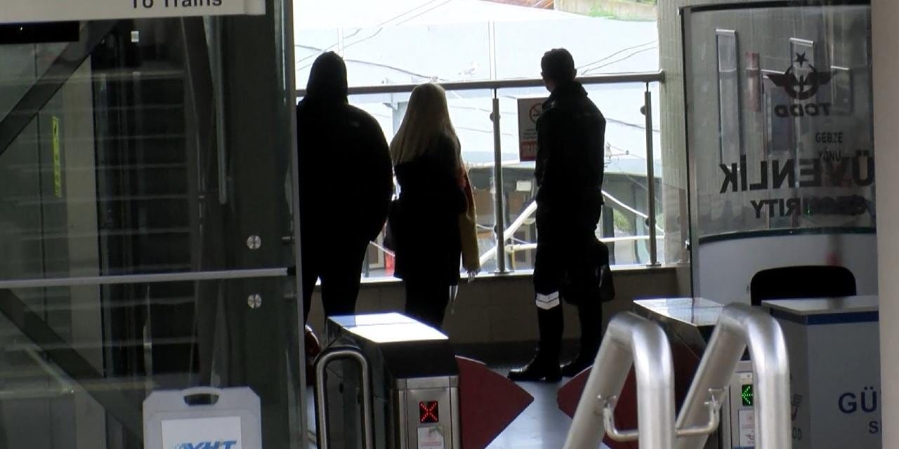 Marmaray’da büyük panik! Raylara düştü seferler durdu