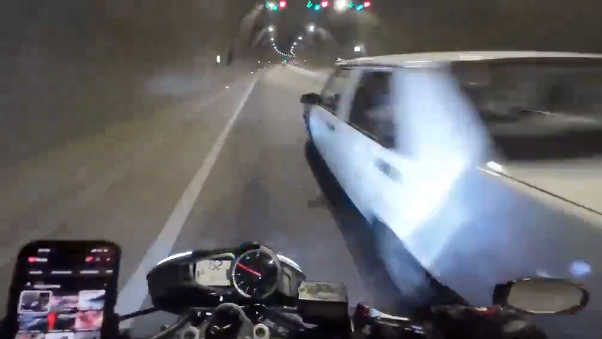 Motosiklet ile otomobilin sol şerit kavgası: O anlar kask kamerasında