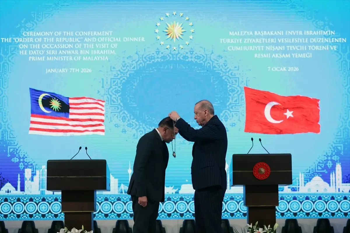 erdogandan-malezya-basbakanina-nisan-aMiUMK7Q.jpg