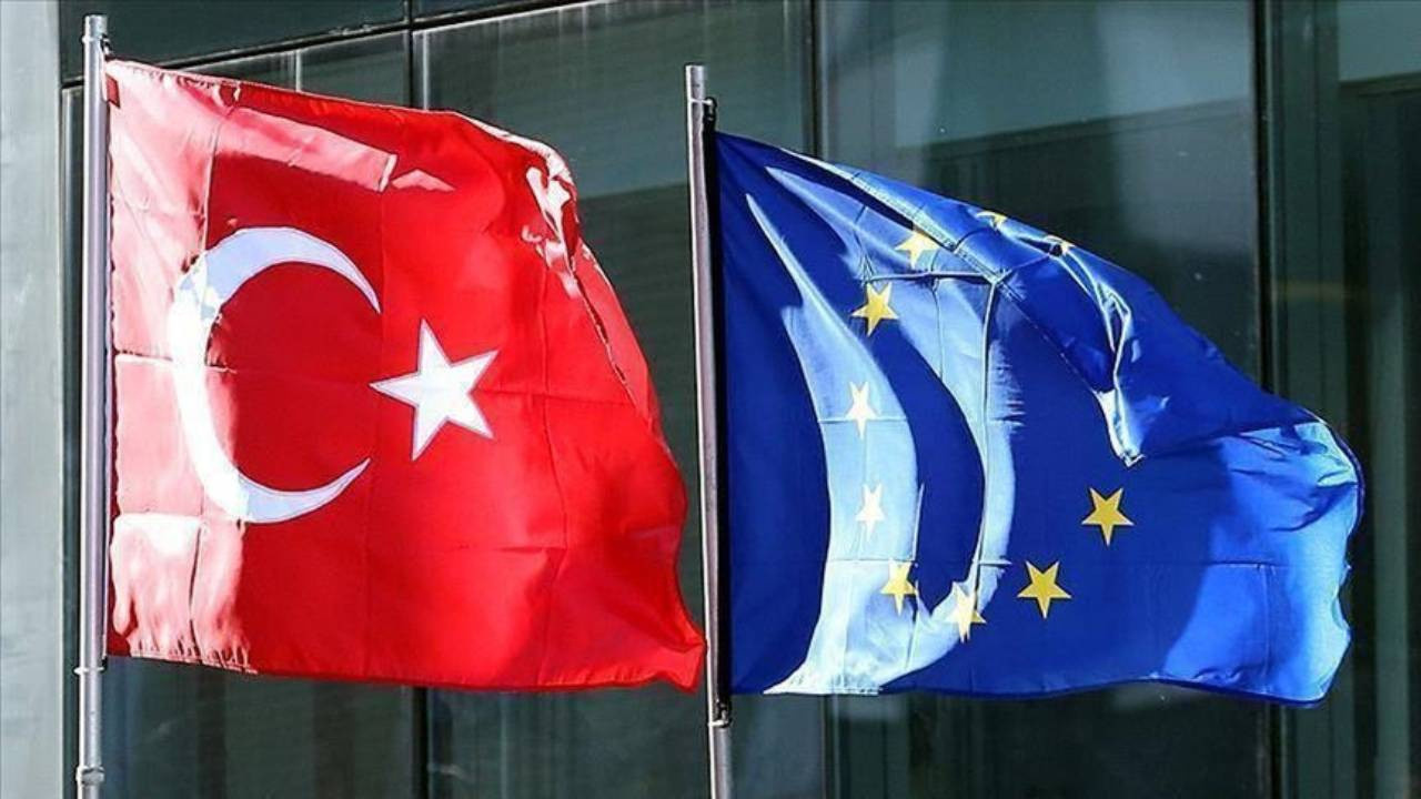 abde-sinir-disi-dalgasi-rekor-kirdi-en-cok-turk-vatandaslari-geri-gonderildi-mChiZyMp