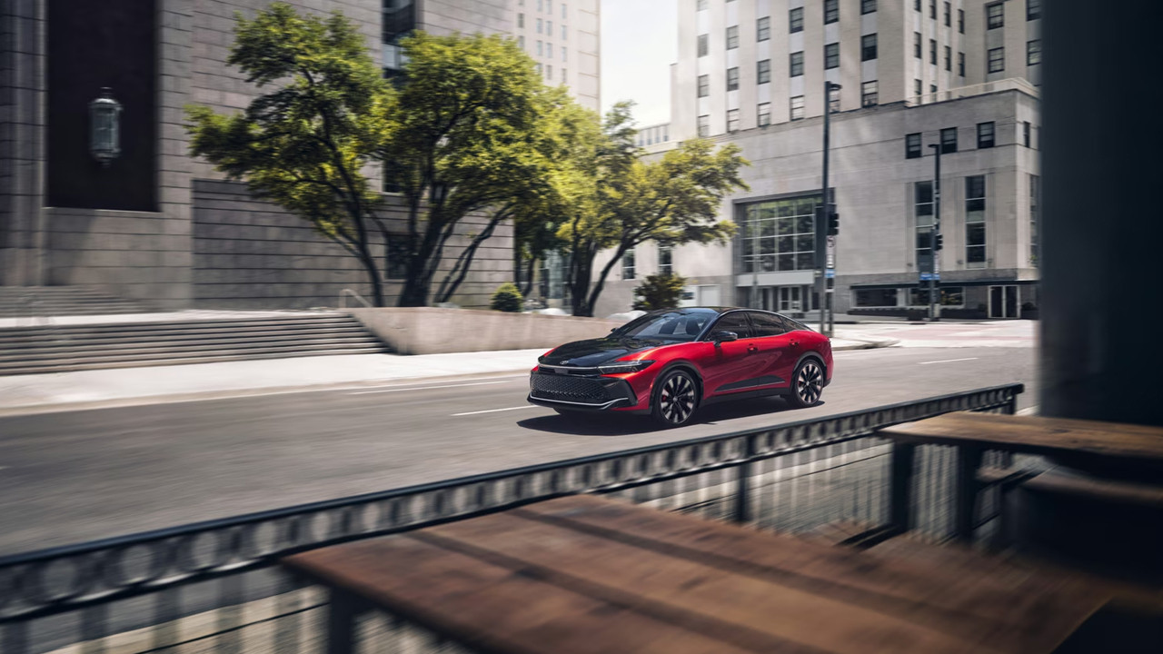 2027 model toyota crown tanitildi hibrit sistemi yenilendi P2JLyt3p