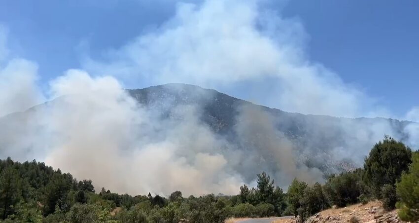 Antalyada ormanlik alanda yangin ekiplerin mudahalesi suruyor VY2eLQRD