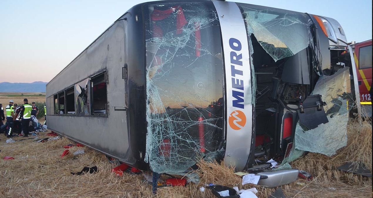 Cift katli yolcu otobusu devrildi cok sayida yarali var ySqz475C