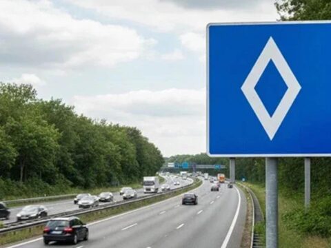 Trafikte bu levhaya dikkat cezasi cep yakiyor uymayan pisman 9hKUMYLP