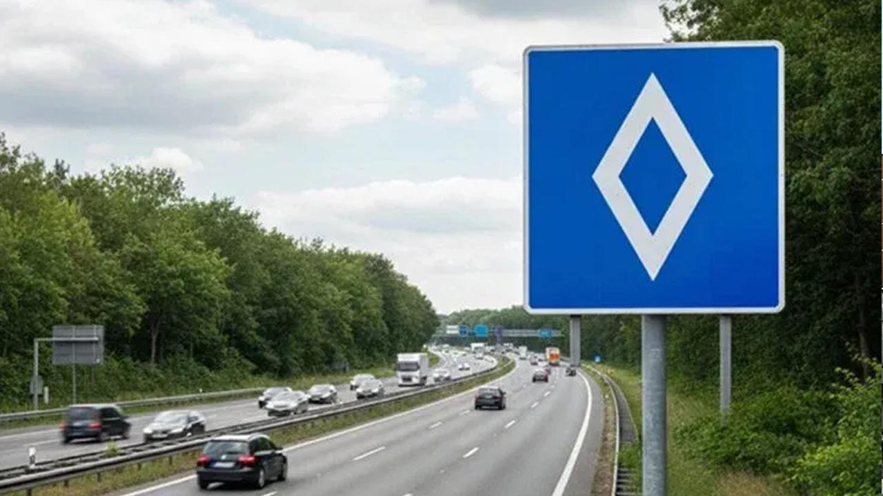Trafikte bu levhaya dikkat cezasi cep yakiyor uymayan pisman 9hKUMYLP